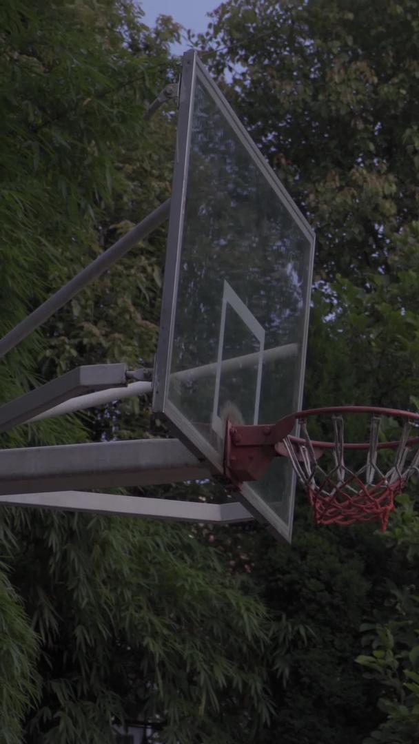 带球上篮的篮球比赛视频的预览图