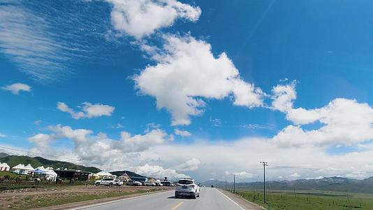 白云之下的青海自然风光公路素材视频的预览图