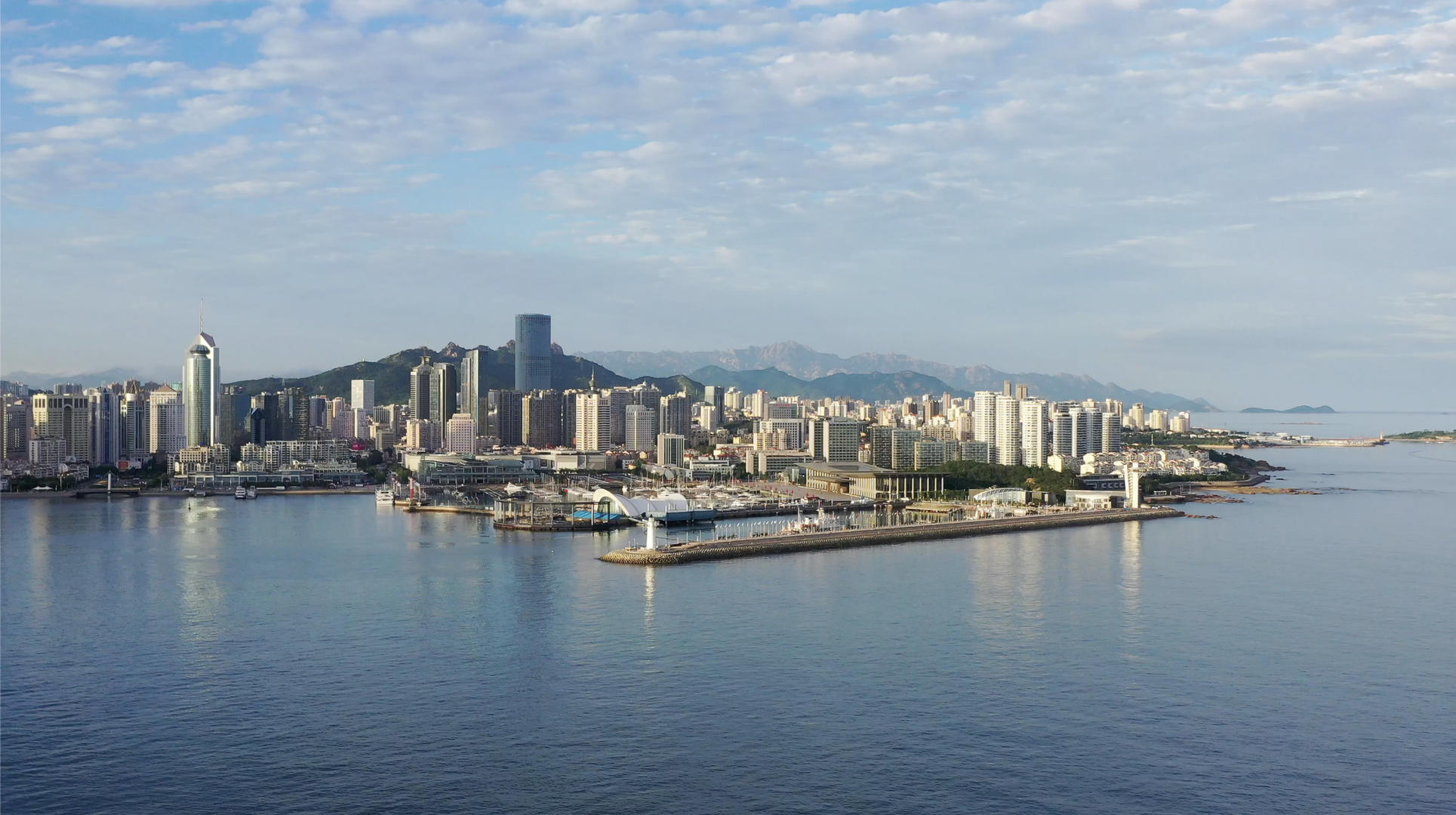 青岛城市中心风光航拍4K视频视频的预览图