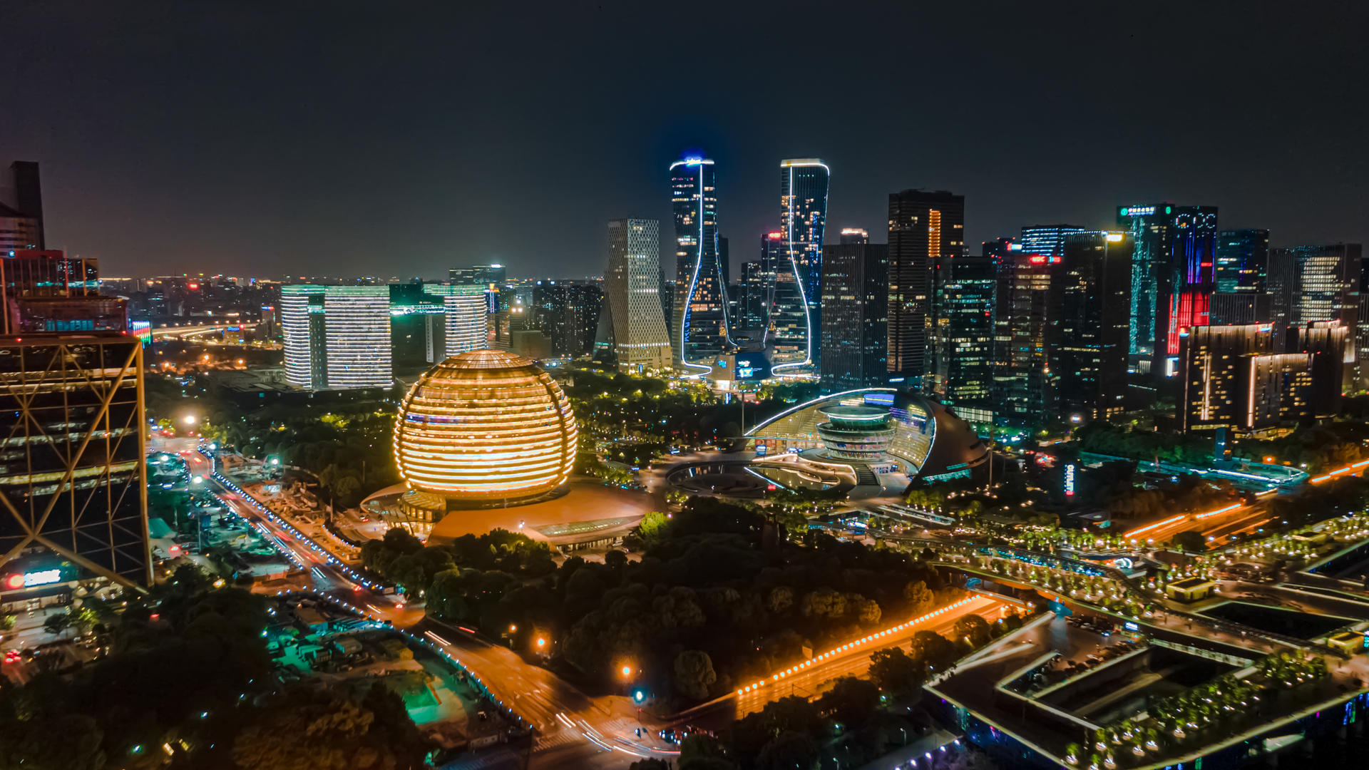 4K航拍大范围移动延时杭州CBD日月同辉钱江新城夜景视频的预览图