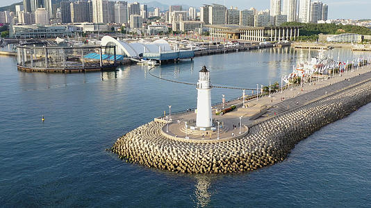 青岛海边的灯塔航拍4K视频视频的预览图