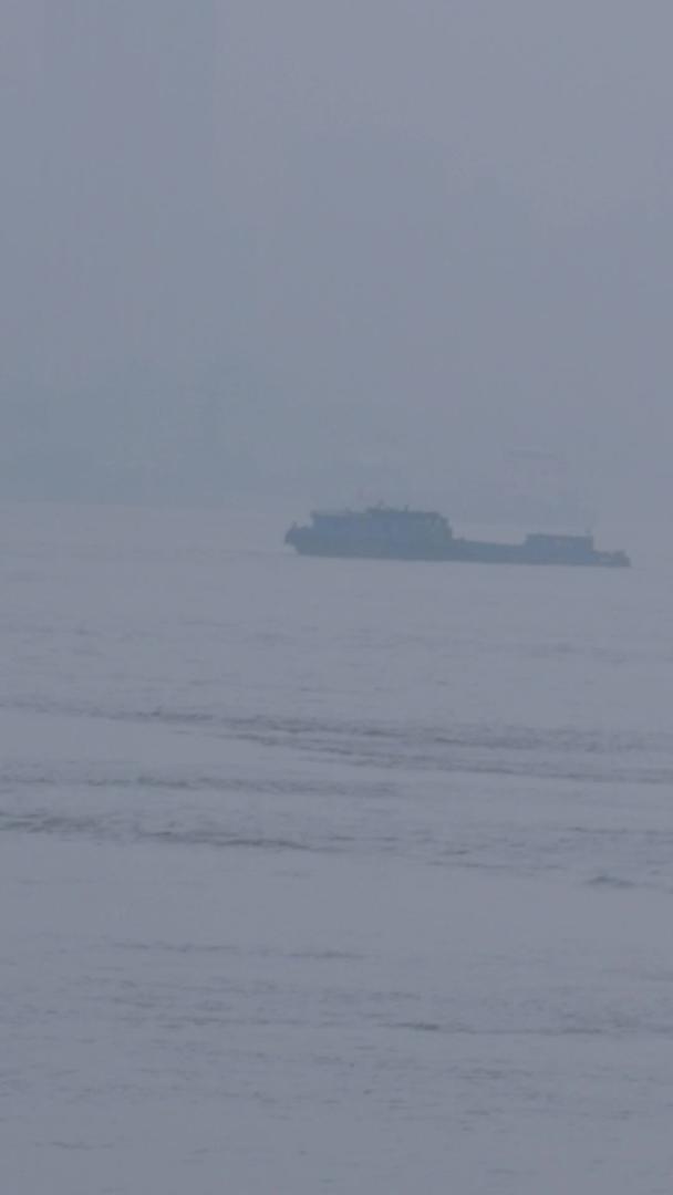 城市雾霾天气长江水上交通航行客运游船素材视频的预览图
