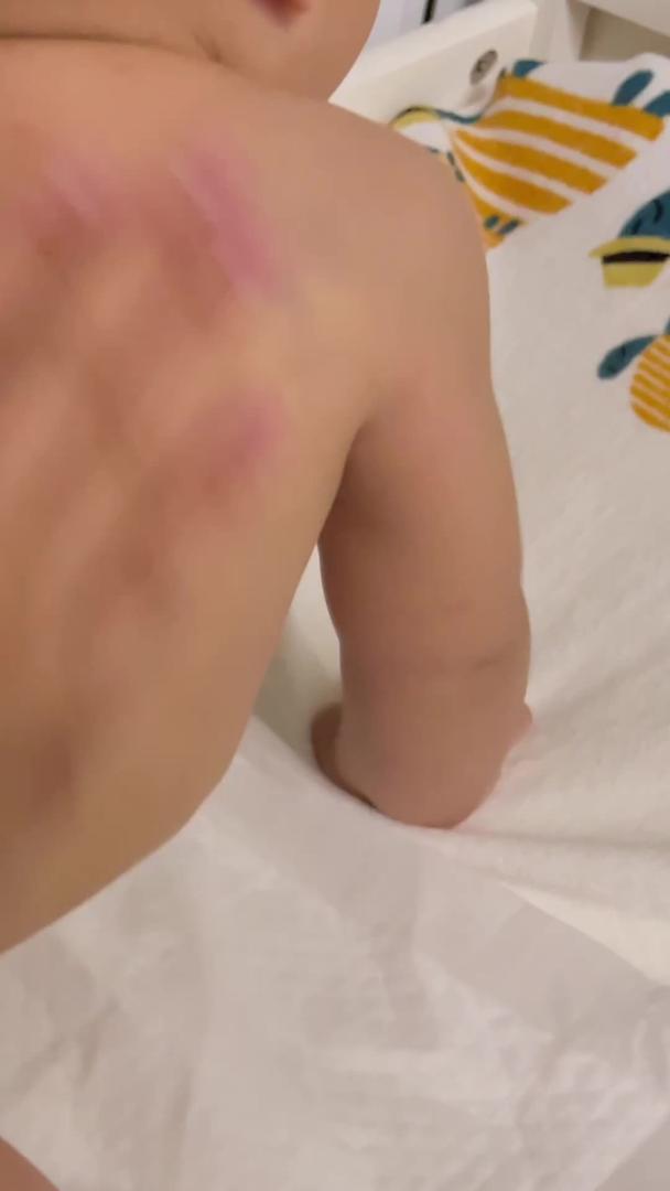 真正的婴儿涂抹抚触油视频的预览图