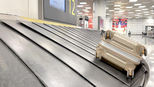 机场航站楼行李提取传送带上的行李箱视频的预览图