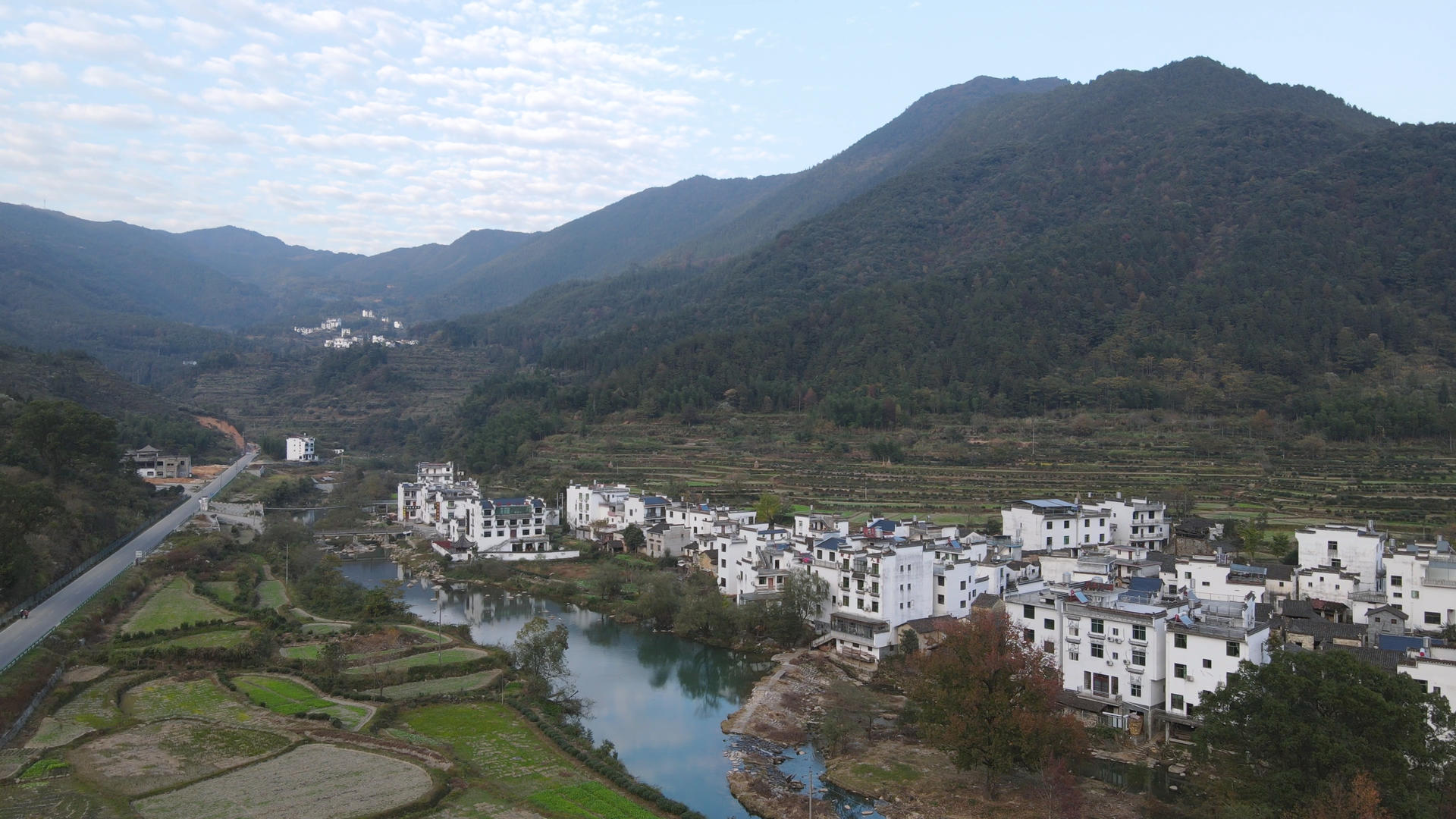 航拍江西婺源群山环绕的古村落4k旅游素材视频的预览图