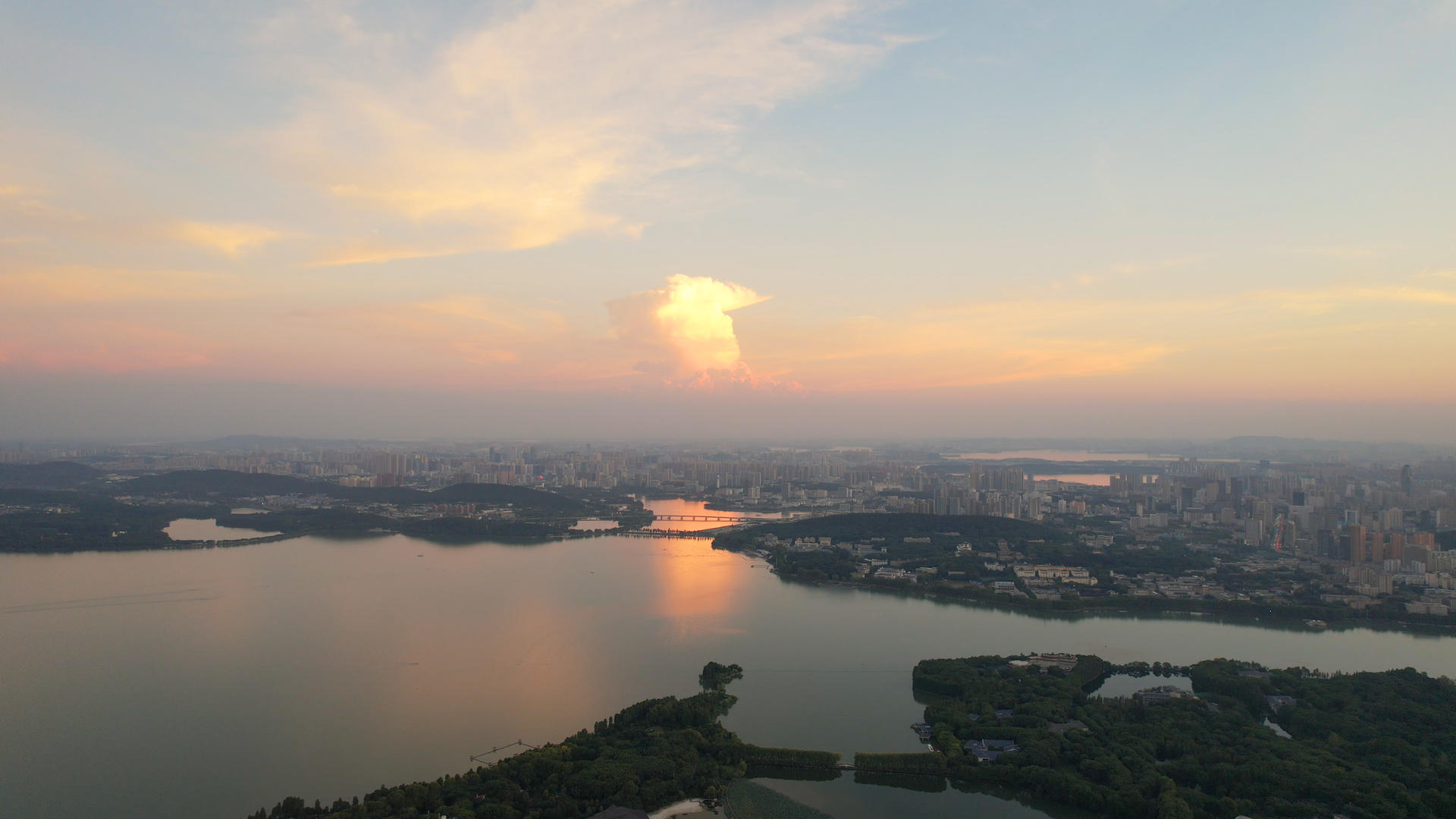 航拍城市天空落日夕阳晚霞红色云彩自然风光湖景4k素材视频的预览图