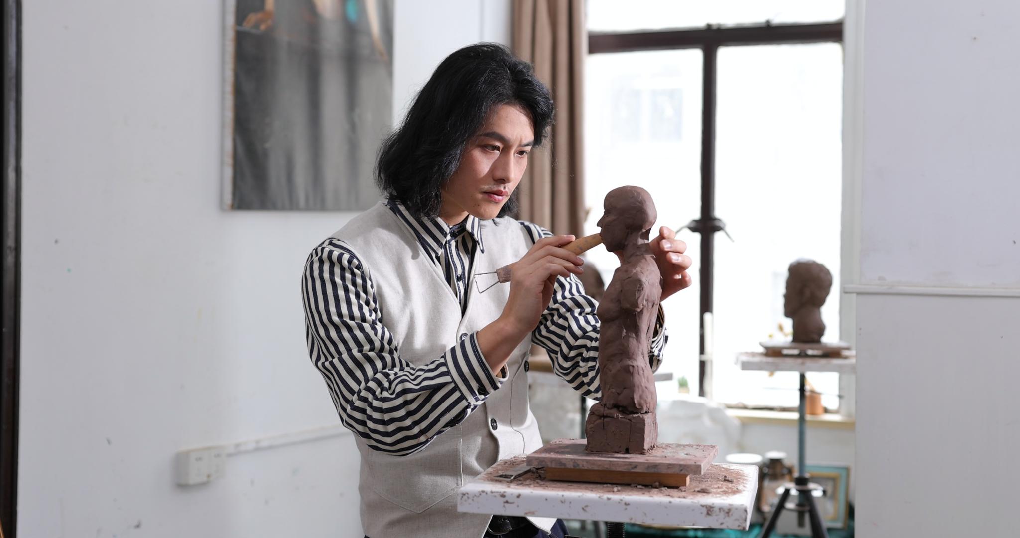 年轻男艺术家专注雕刻视频的预览图
