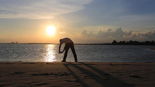 夕阳下沙滩上锻炼身体视频的预览图