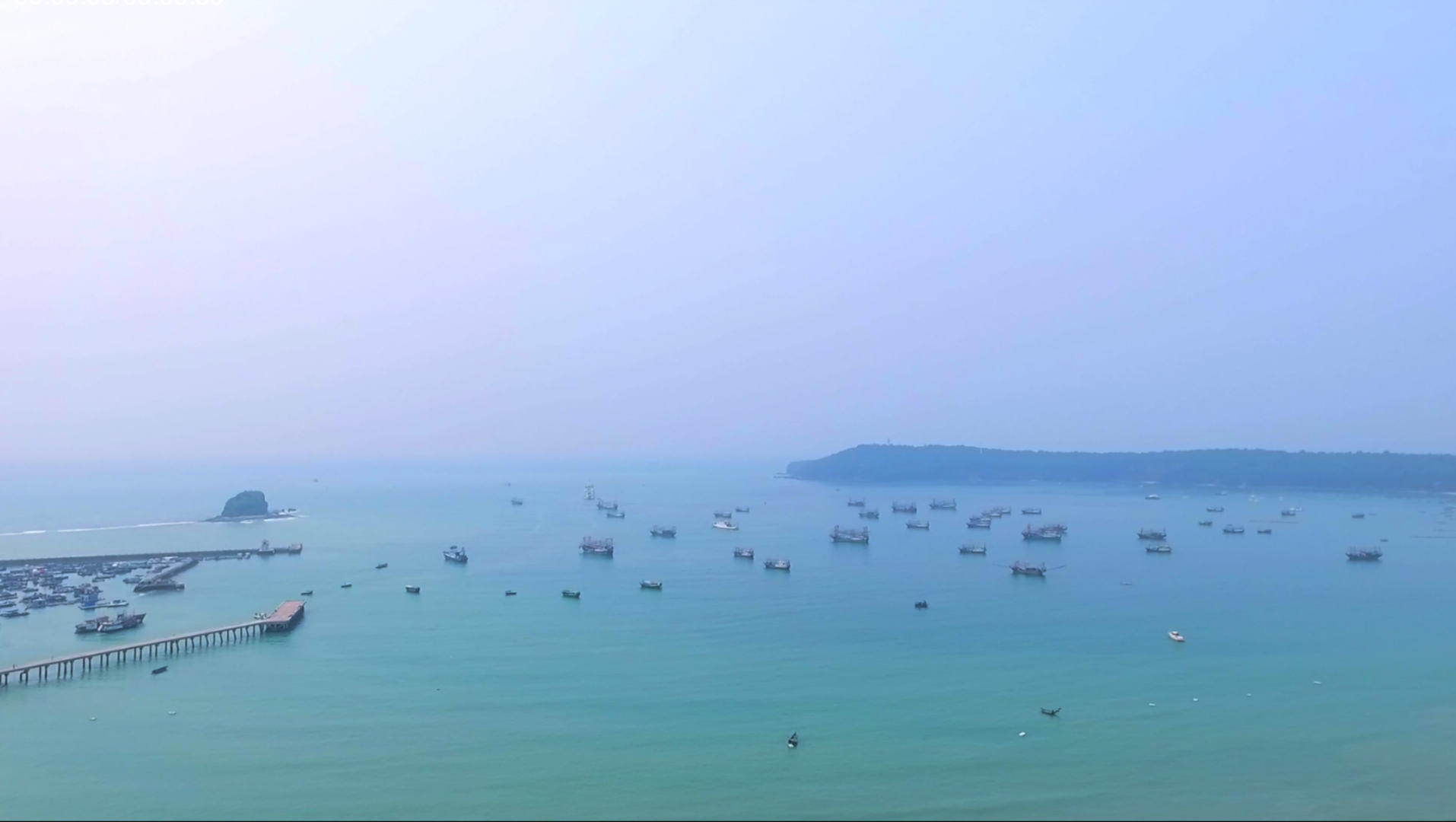 涠洲岛南湾码头航拍视频的预览图