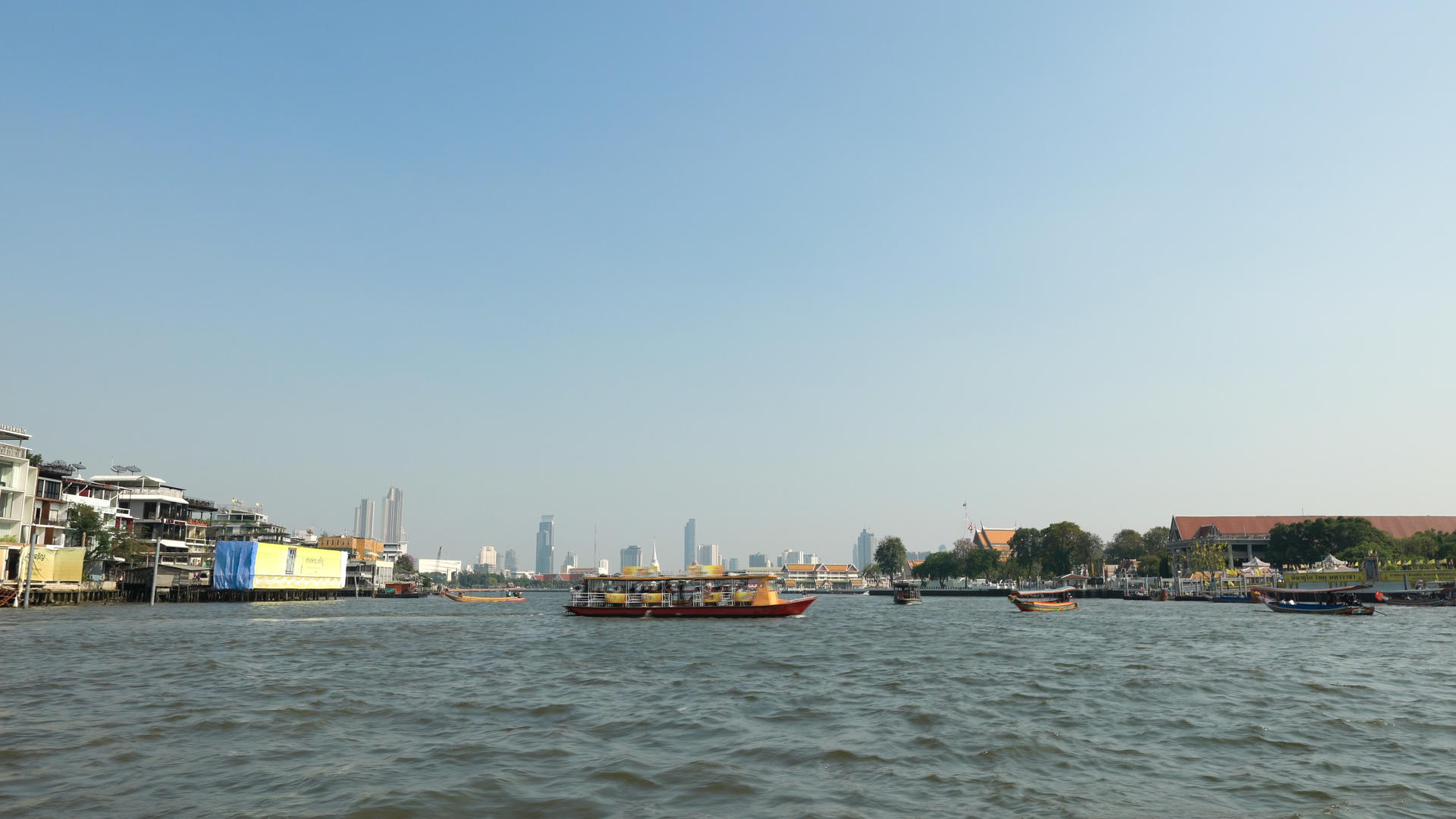 泰国曼谷城市河流昭拍耶河及游船来往4K实拍视频的预览图