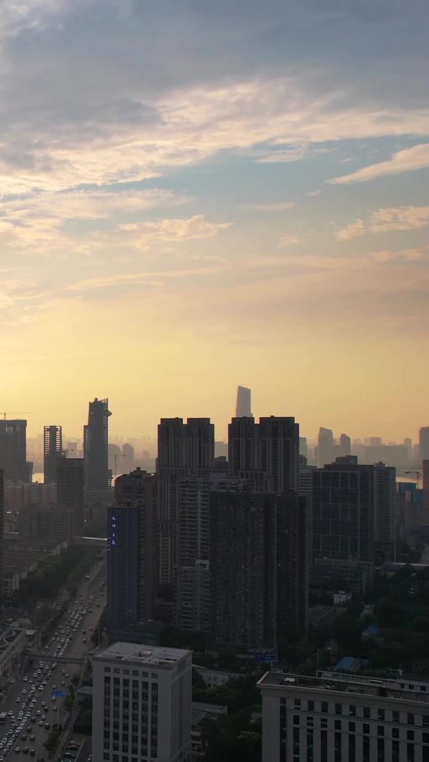 航拍城市夕阳夕阳落日天空地标商务建筑天际线素材视频的预览图