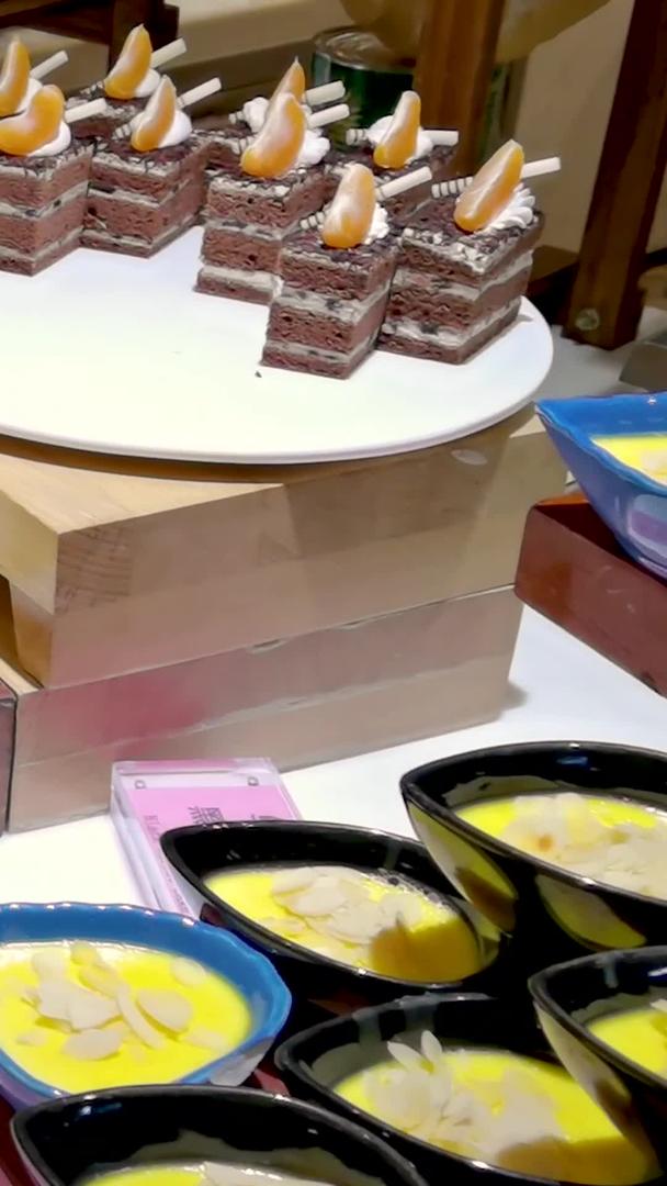 五颜六色形状各异的美味甜品视频素材视频的预览图