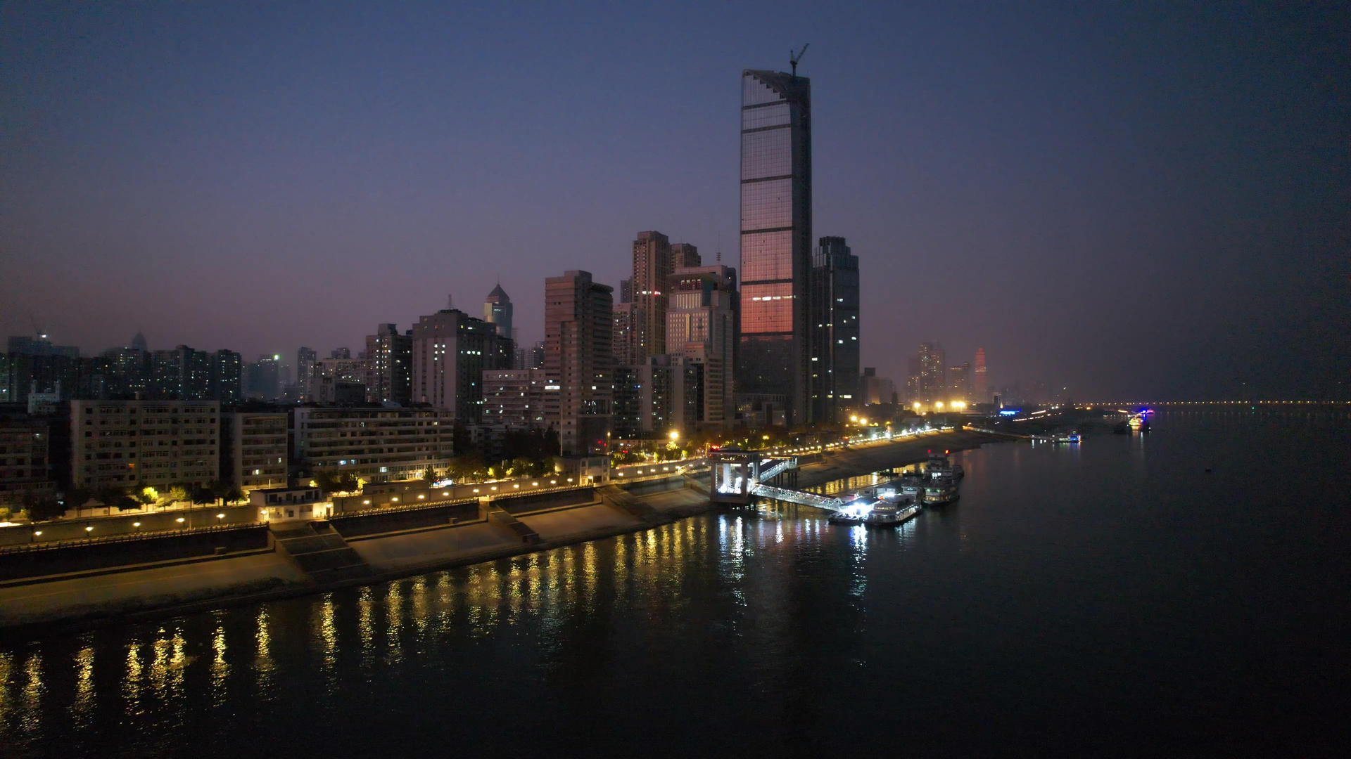 航拍城市江景夜景地标天际线高楼商务建筑4k素材视频的预览图