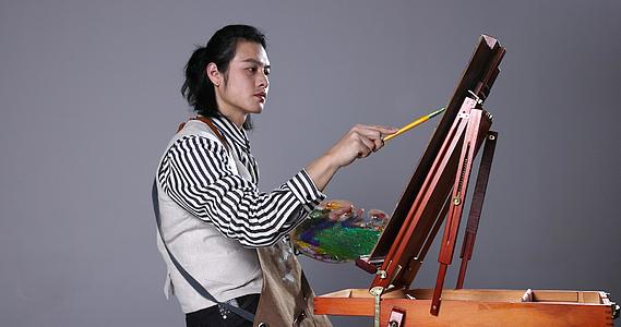 油画创作的年轻男性视频的预览图