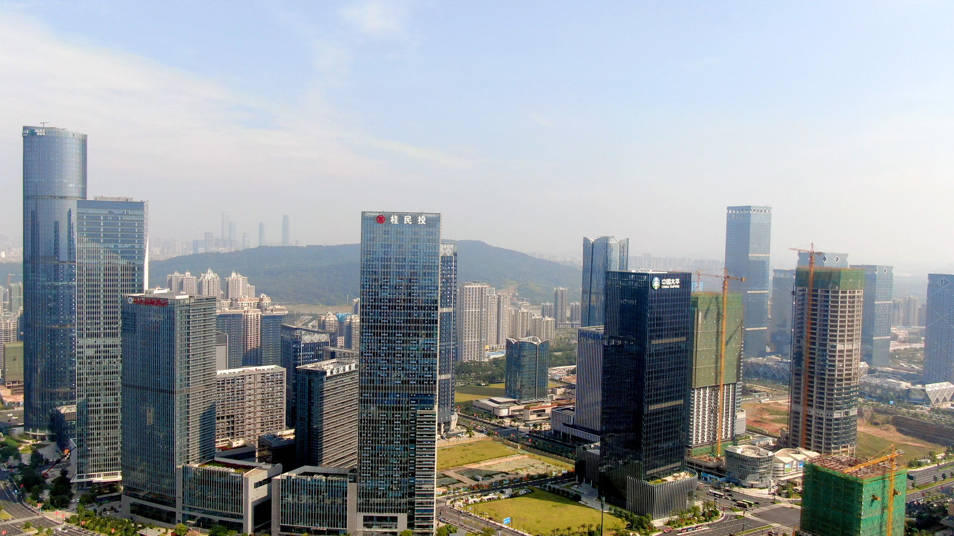 航拍广西南宁城市商务大厦视频的预览图