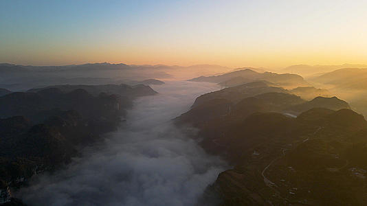 航拍清晨大山深处山谷云雾自然风光视频的预览图