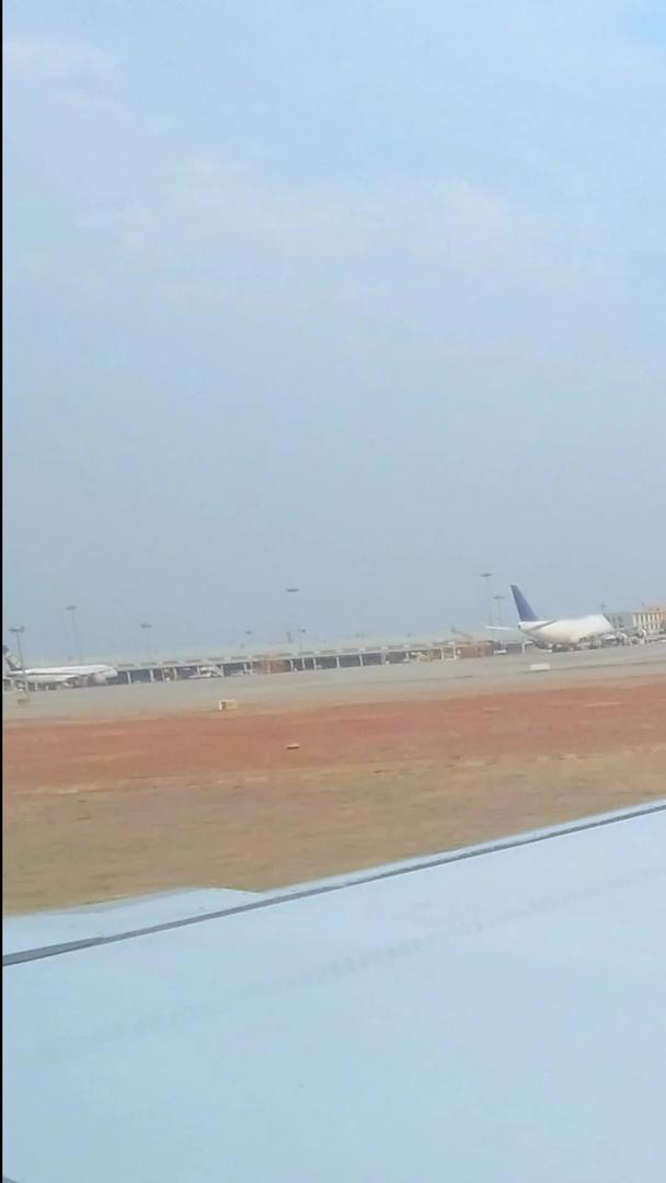 飞机起飞离开机场视频视频的预览图