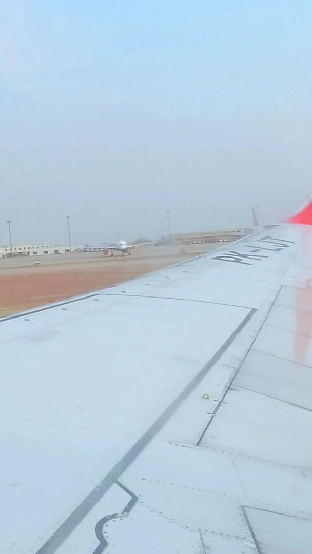 飞机起飞离开机场视频视频的预览图