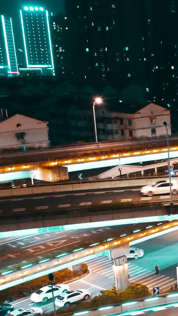 立交桥枢纽夜景航拍视频的预览图