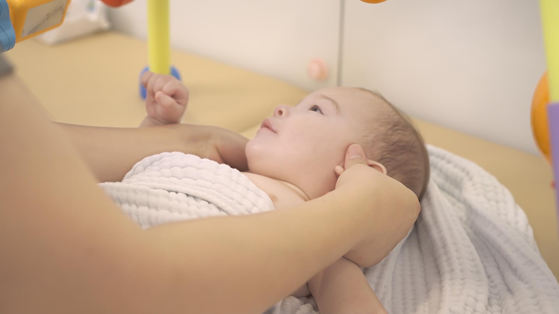 婴儿按摩护理视频的预览图