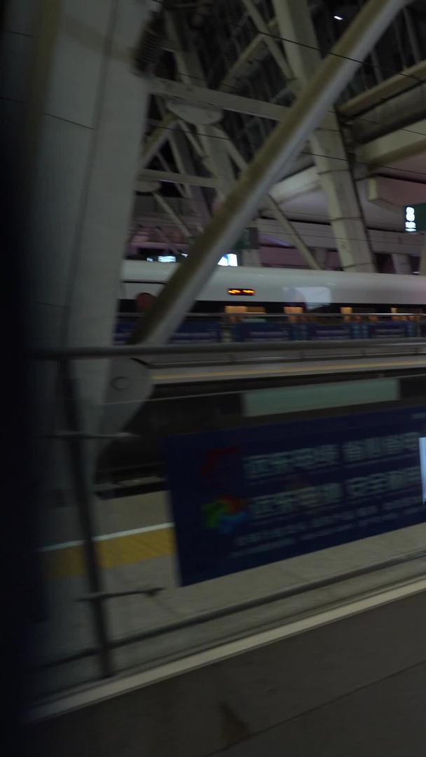 乘客在高铁站下电梯视频的预览图