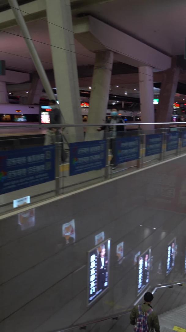 乘客在高铁站下电梯视频的预览图
