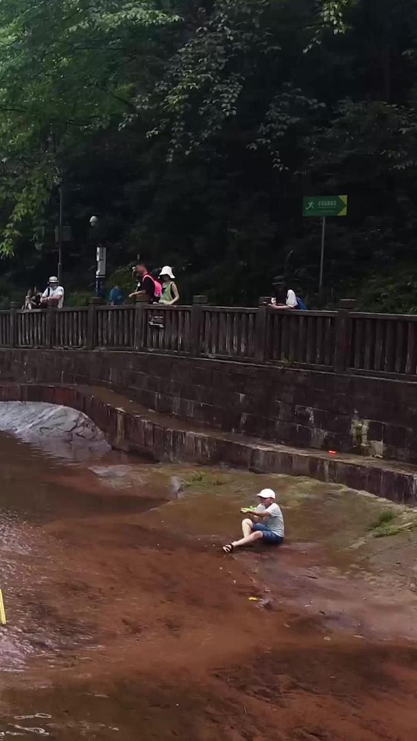 在天台山景区玩水的人群航拍视频的预览图