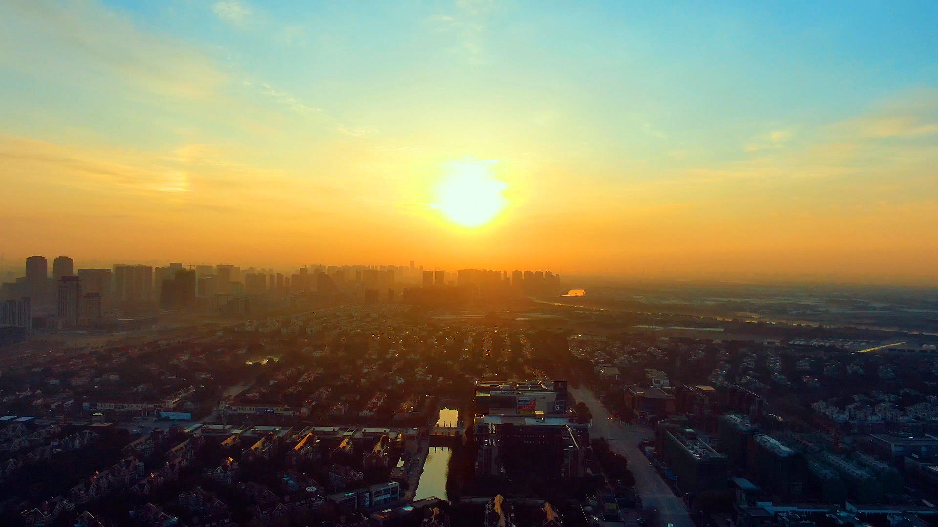 航拍城市朝阳日出视频的预览图