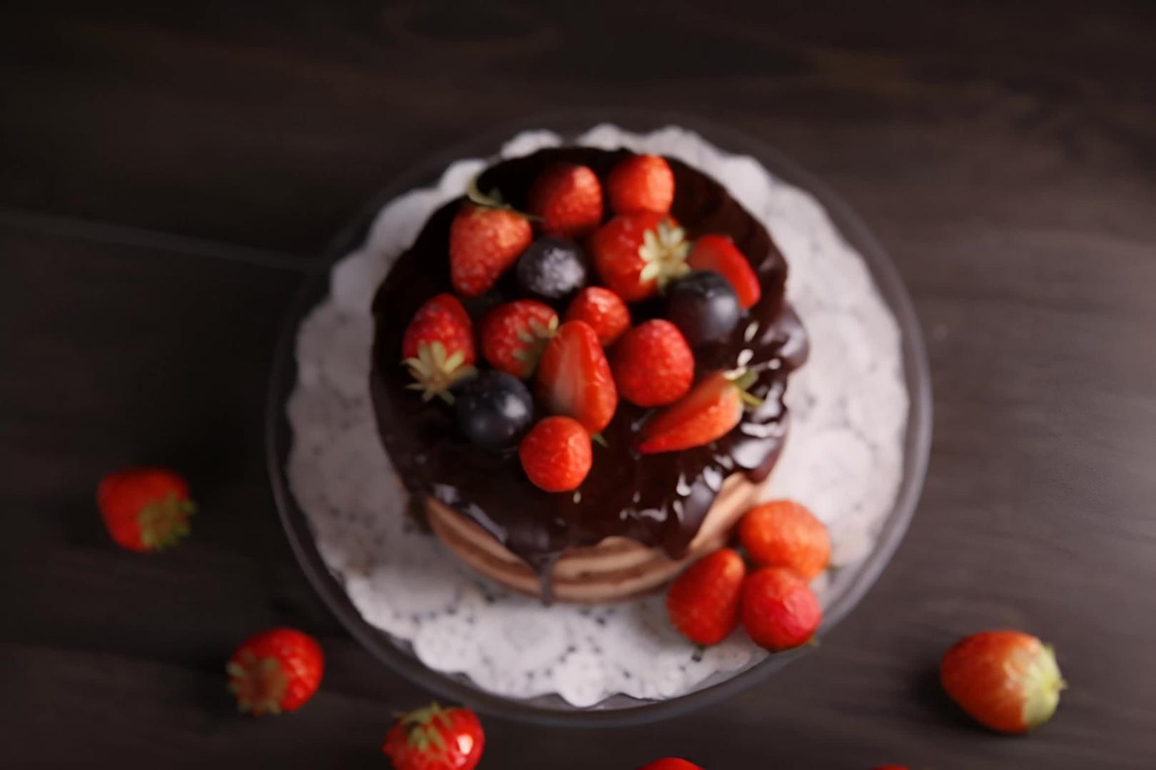 巧克力淋面草莓蛋糕视频的预览图