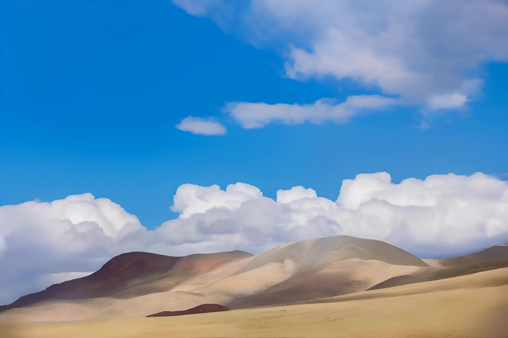 青藏线上的山丘和白云视频的预览图