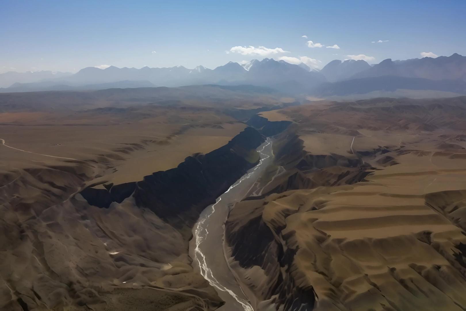 新疆红山大峡谷视频的预览图