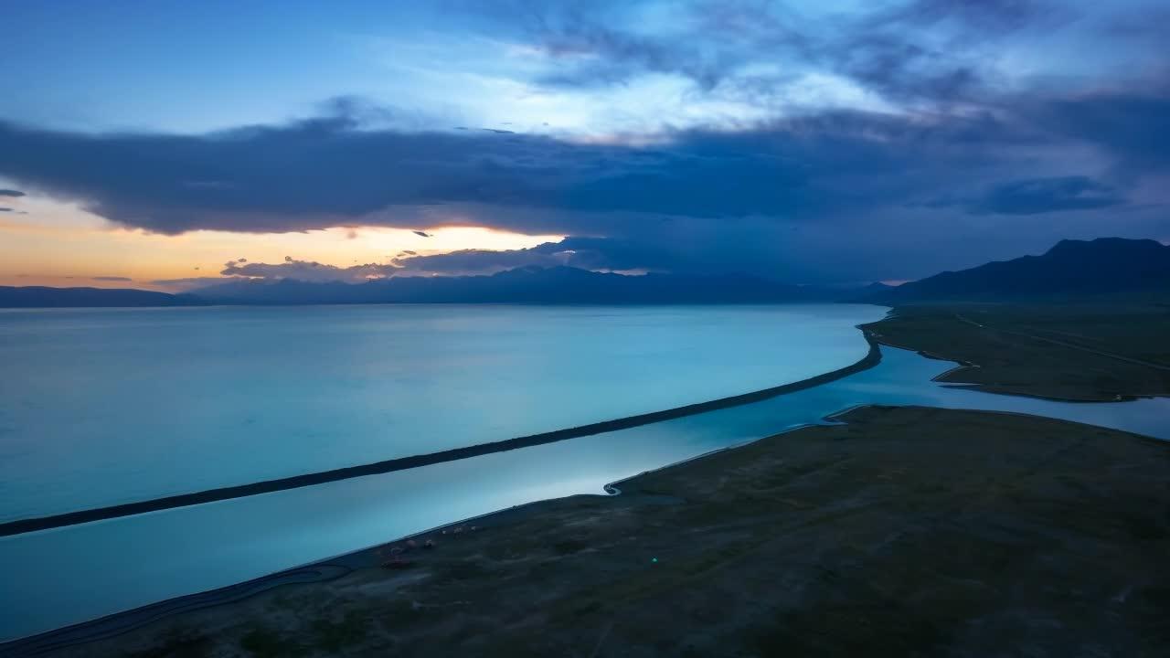 新疆赛里木湖景区5A景区航拍日落时间视频的预览图