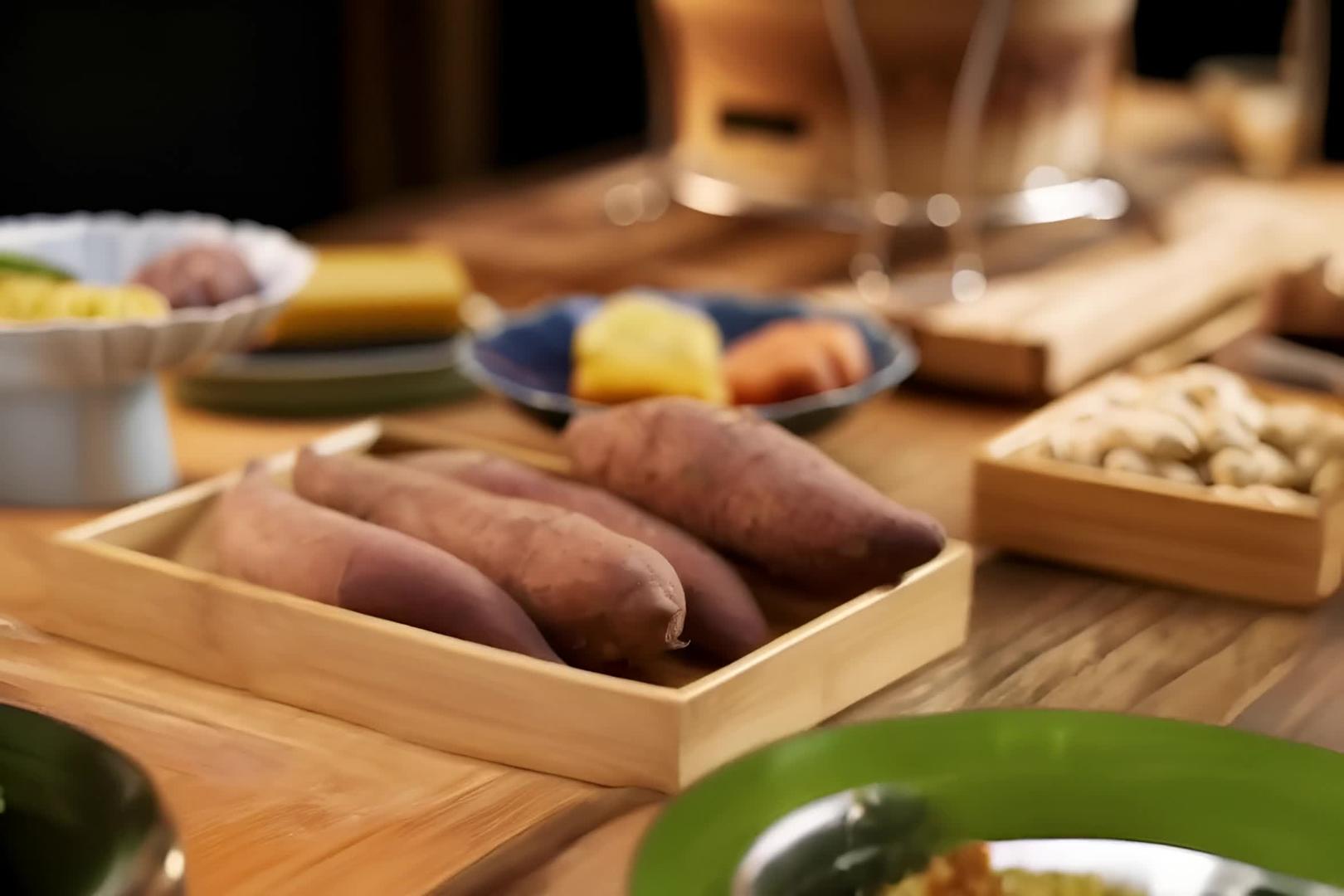 生红薯在桌子上视频的预览图