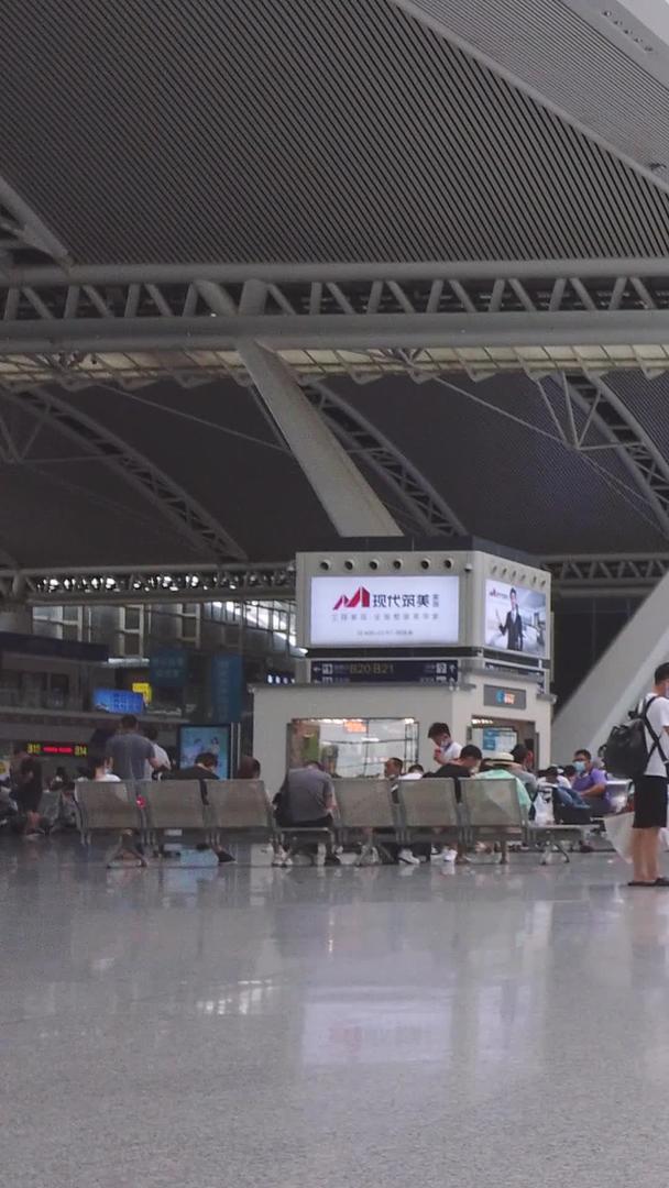 推迟摄影城市交通火车站熙熙攘攘的人流素材视频的预览图