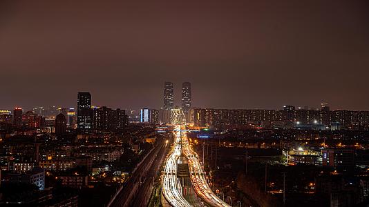 8K云南昆明地标建筑CBD双子塔铁路车流日转夜延时视频的预览图