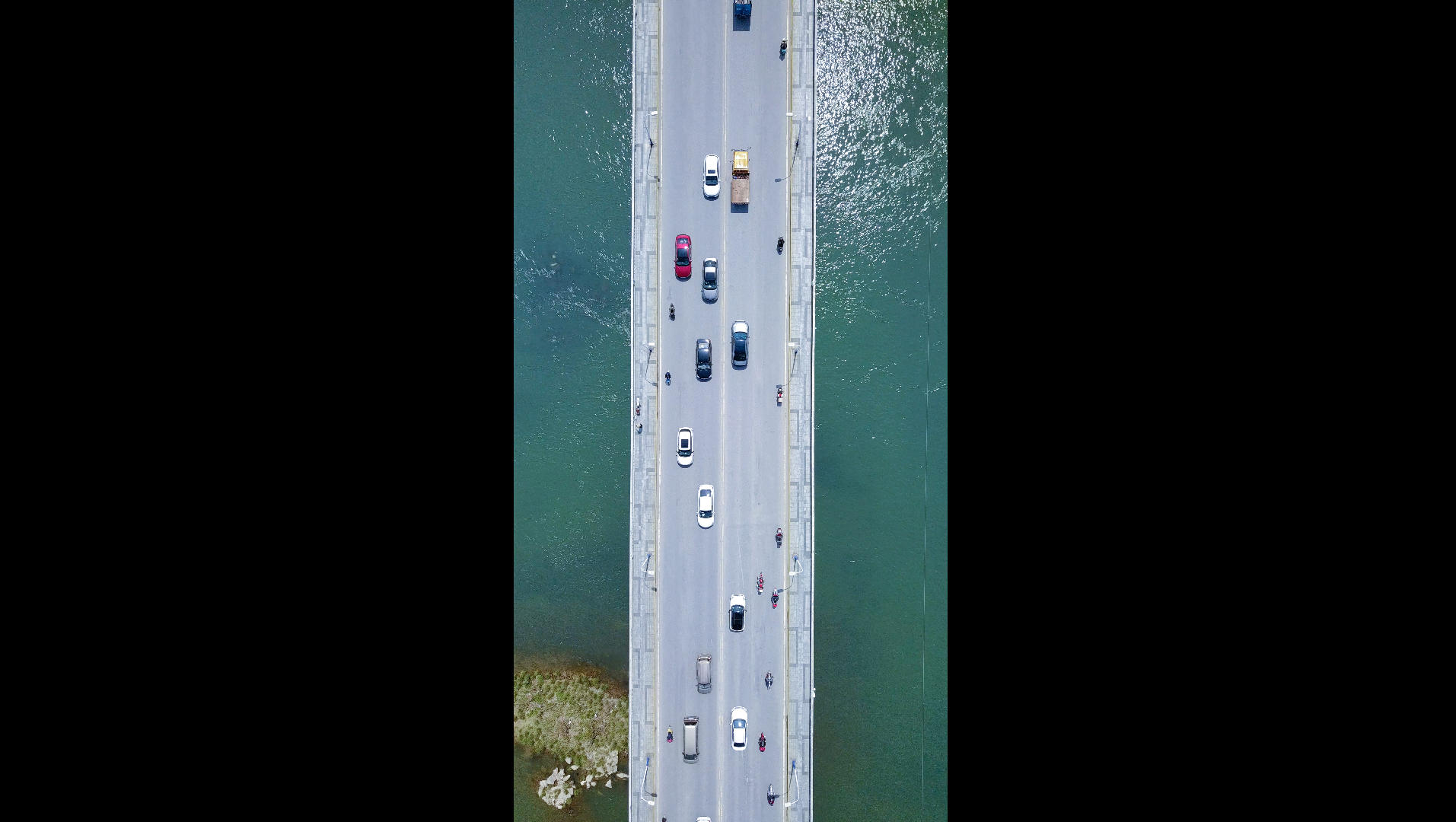 竖构图净瓶山桥4k高清航拍视频的预览图