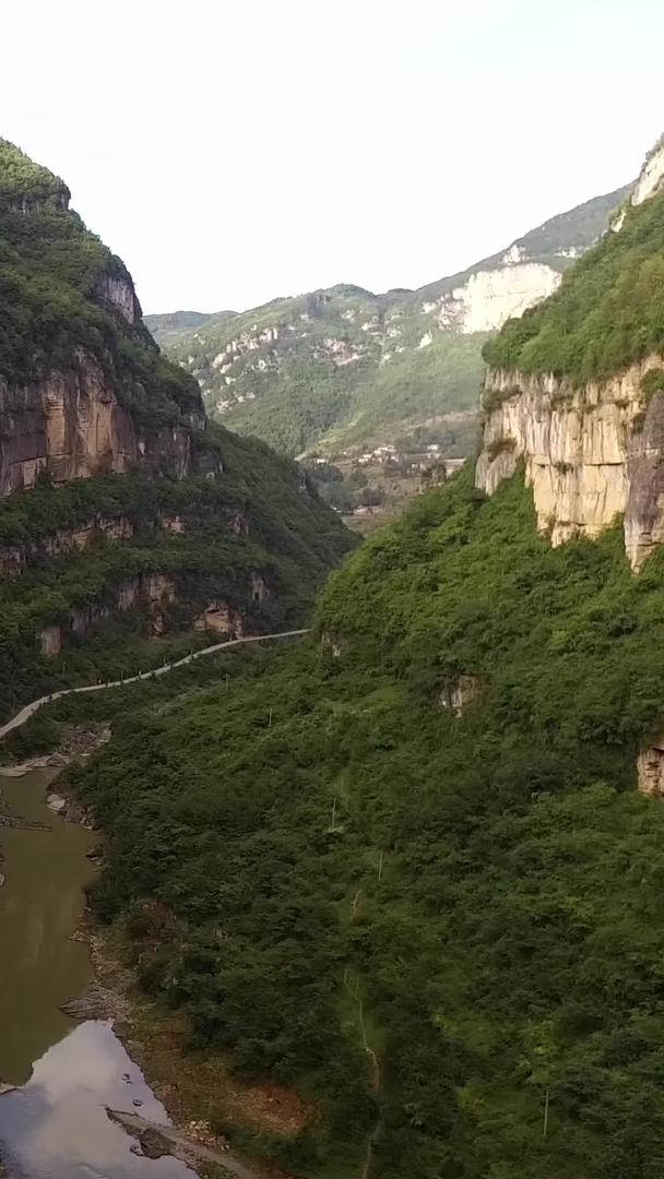 汉中宁强县壁挂式公路航拍视频的预览图