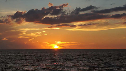 傍晚海洋上的日落延时视频视频的预览图