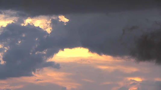 傍晚黄昏天空云彩延时视频视频的预览图