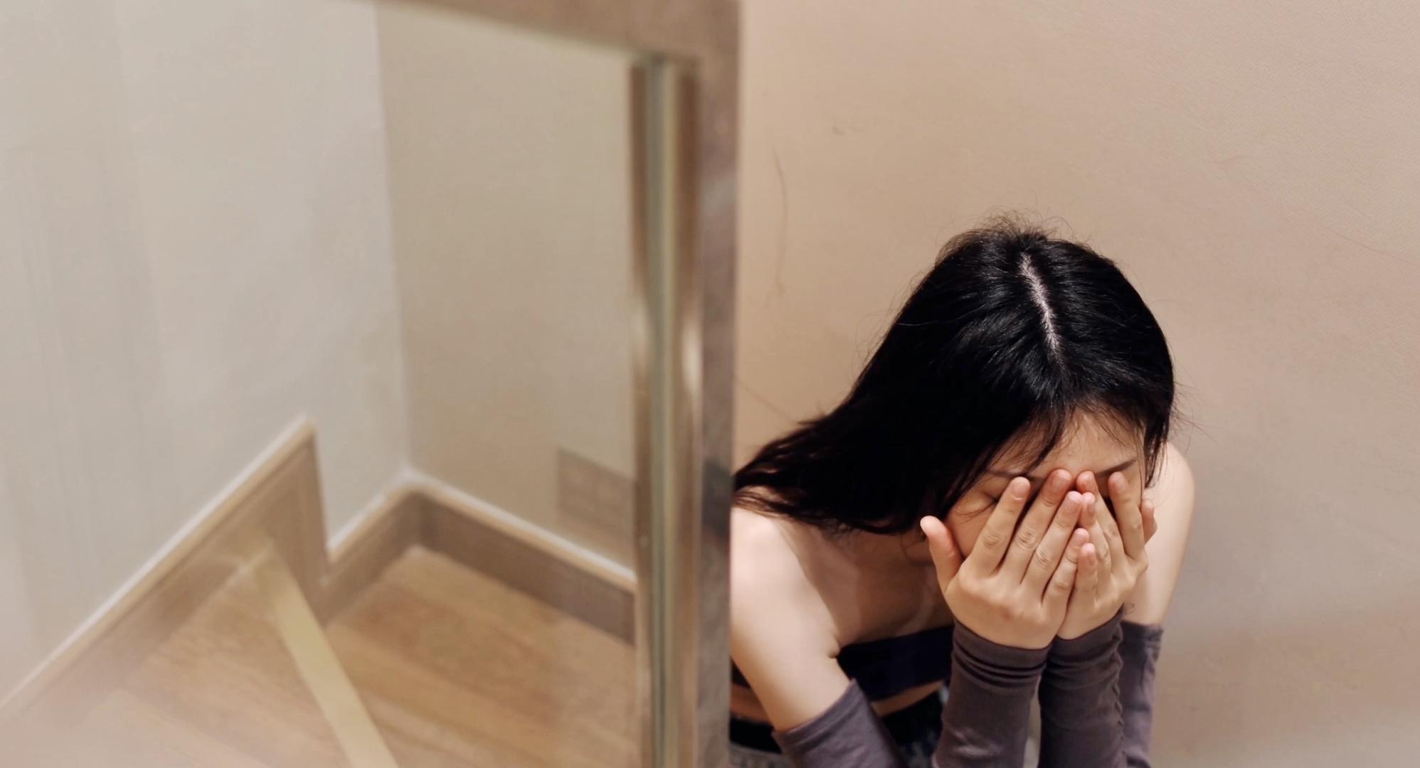 4k女性居家楼梯哭泣难受视频的预览图