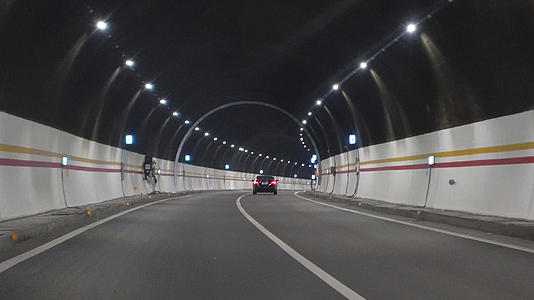第一视觉汽车通过高速道路隧道4k交通素材视频的预览图