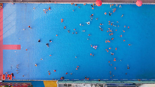 航拍城市夏天消暑降温体育运动游泳亲子4k素材视频的预览图