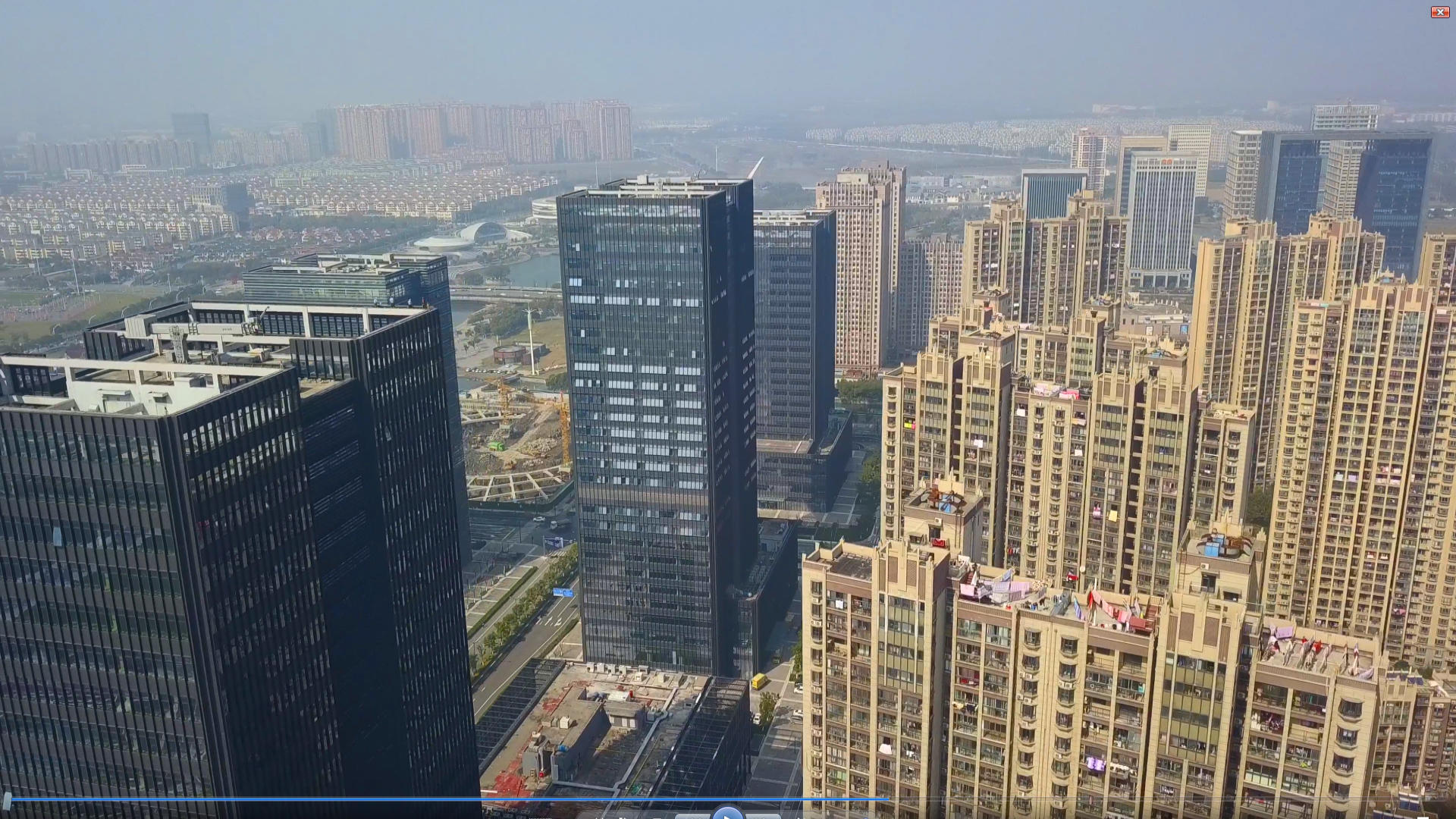 4K航拍城市商务楼与住宅视频的预览图