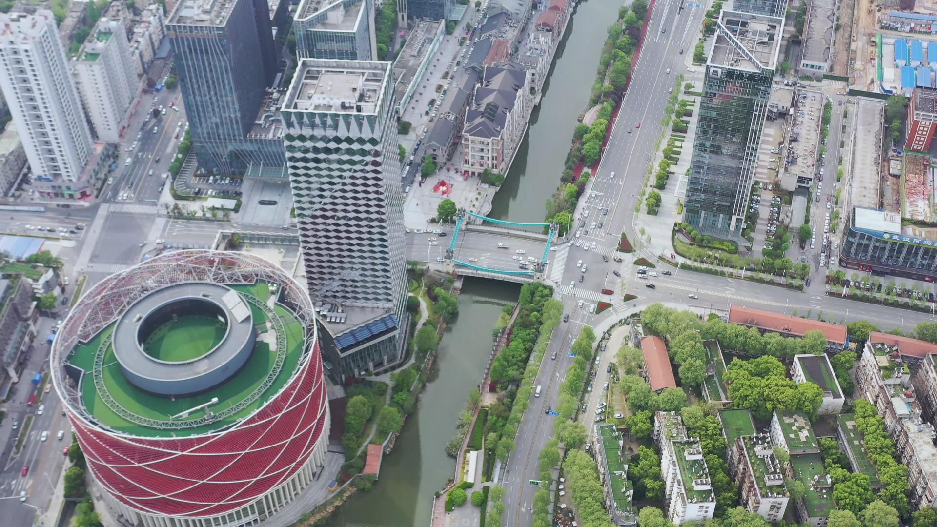 航拍武汉地标汉秀剧场和楚河汉街视频的预览图