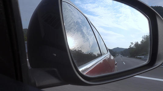 第一视角汽车后视镜看城市高速公路4k交通素材视频的预览图