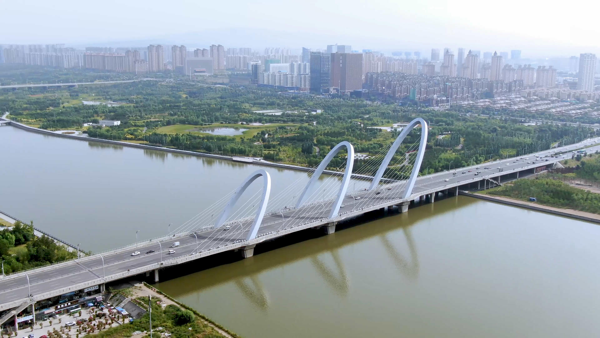 航拍城市中的跨河大桥视频的预览图