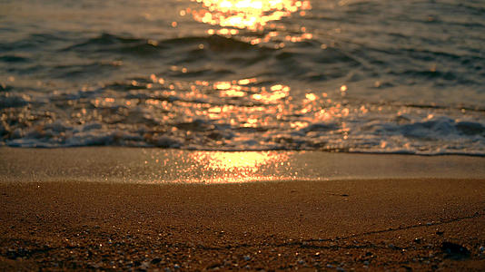 4K唯美实拍夕阳海滩泛光意境视频的预览图