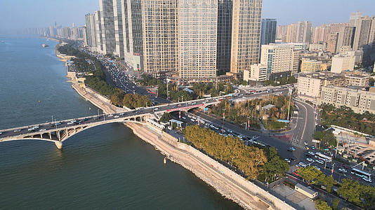 长沙湘江边城市交通道路建筑车流航拍4k视频的预览图