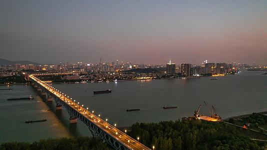 8K航拍南京长江大桥夜景车流长江航运延时摄影视频的预览图