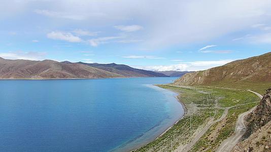 西藏高原美丽湖泊巴木措航拍视频视频的预览图